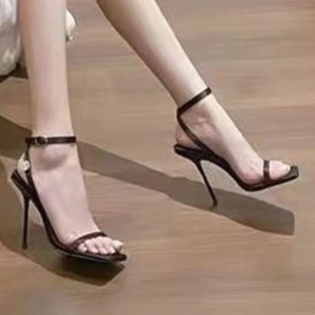 2023 Ayakkabı Kadınlar için Yüksek Kaliteli Toka kadın Sandalet Sıcak Kek Gibi Satmak düz renk Ayakkabı Kadın Burnu açık Stiletto Sandalet