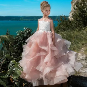 Güzel Çiçek Kız Elbise Düğün Doğum Günü Partisi için O-Boyun Dantel Aplikler Ruffles Basamaklı Kat Uzunluk Custom Made Elbiseler