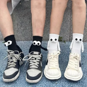 1 Çift Moda Komik Yaratıcı Manyetik Cazibe Eller Siyah Beyaz Karikatür Gözler Çiftler Çorap Kulübü Ünlü Çift Çorap