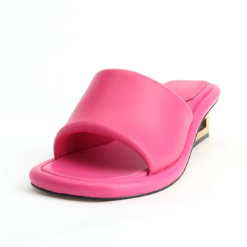 Yazlık terlik Kadın Düz Lüks Açık Plaj Flip Flop Kadın Sandalet Trend Marka Tasarım Slaytlar Ayakkabı Kadın